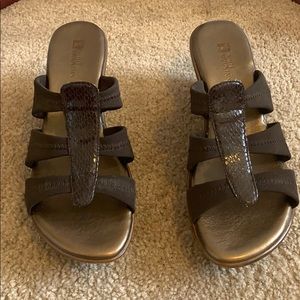 White Mountain Women’s Sz 8 Wedge Sandal Dk. Brn